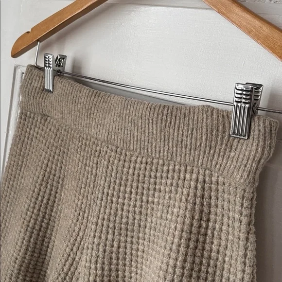 ABERCROMBIE & FITCH WAFFLE KNIT SWEATER SHORTS - Picture 4 of 7